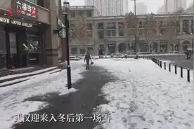 武汉大雪纷飞，外卖小哥穿雨鞋雨衣，早晨已经送了十几单