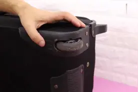 行李箱的轮子缠进头发这样清理，简单易学，清完跟新的一样灵活