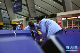 忙碌在深夜里的高铁站“美容师”图片