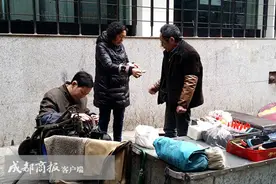 父爱如山！单身父亲陪聋哑儿子摆摊16年 决定坚持到老去的那一天图片