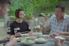 女儿领男同学回家，老爸瞬间黑脸：吃了饭就回去吧，女儿满脸无奈视频封面