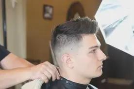 两边短中间长的发型 听说剪了这个发型马上有女友视频封面