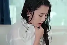女子淋雨后很冷，男子热情的为她服务