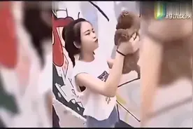 清纯美眉可爱坐公交车视频封面