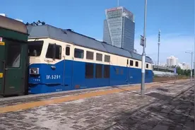 现场实拍：北京市海淀区清华园火车站蓝东风牵引的4471次列车视频封面