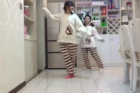 和双马尾的妈妈一起尬舞视频封面