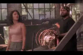 狂蟒之灾没想到捕蛇人没有死，藏在厂房中将女导演和丹尼捆绑起视频封面