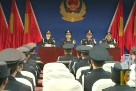 武警边防官兵换装变身民警 脱下军装依旧牢记使命视频封面