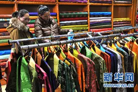 拉萨：新春佳节藏装市场红火图片