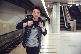 运动也疯狂！郑恺化身跑酷达人花式炫技图片