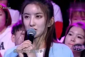 女生就要和心动男生牵手，台下女生突然站起来打断，哽咽要话筒视频封面