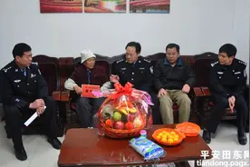 百色市公安局领导到田东慰问因公牺牲民警家属图片