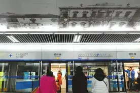 成都地铁枢纽站今日起早开站晚收车图片