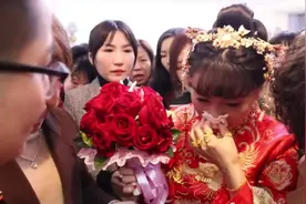 广东一姑娘出嫁，陪嫁好多首饰，离别时，新娘不舍家人，哭了视频封面