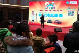 巴蜀笑星“铁公鸡”南充登台献艺图片