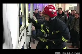 救护车门打不开 消防破拆救病人图片