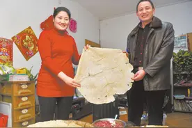 成都“煎饼大叔”感慨走红 超重煎饼：那是不可辜负的母爱图片