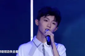 16岁少年一首《追光者》好听至极 他转身的一刹视线就移不开了