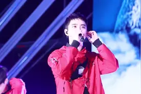 都暻秀在舞台真的很乖 难怪这么多粉丝喜欢他