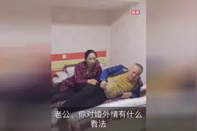 搞笑，夫妻间就是这样，你干啥，我就干啥 婆婆都看不下去了