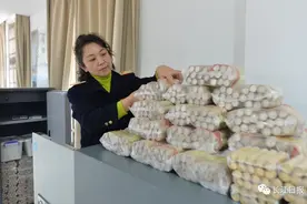 40多万元的钢镚竟然这么多，连搬运工都惊呆了……图片