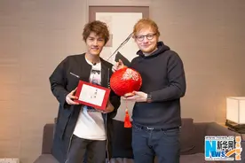 吴克群与艾德·希兰提灯庆元宵 巧妙改编两人畅销歌曲图片