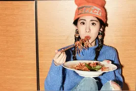 张碧晨早春写真边吃边拍 假小子真少女随意切换图片