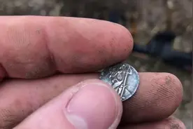金属探测器森林找到高价值古币视频封面