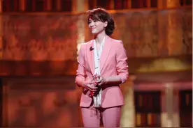 董卿《朗读者》：读到最心爱的文字时，那般欢畅图片