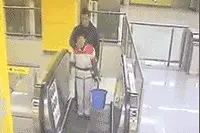 男子强吻保洁阿姨 一名男青年竟在电梯上强吻地铁站保洁大妈图片