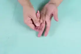 宝宝退烧药吃多了对身体不好，教你一招，按摩手指有效退烧