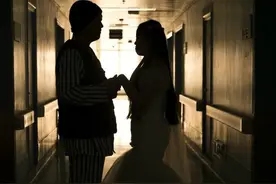 小伙患绝症女友不离不弃 病房内拍婚纱照图片