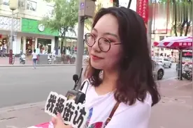 街头采访：女生喜欢有腹肌还是有胸肌的男人？妹子说出心里话！