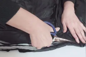 羽绒服领子磨破了？这样剪一刀，轻松修复，太实用