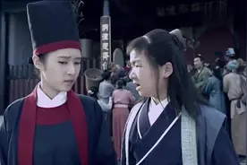 按察使被老百姓围着，指着脑门骂他贪生怕死，按察使脸色都变了