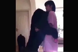 女主人洗完澡后被狗狗黏住了，网友：放开那女孩让我来图片