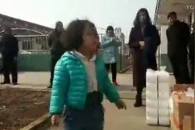 济宁萌娃小玉玉：回到家乡慰问老人，真是个有爱的孩子！视频封面