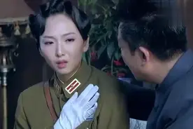 貌美女兵伤口感染突然昏迷，参谋长却乘其不备干坏事，太可恶了视频封面
