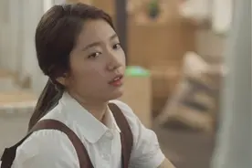 看见男友和别的女人聊天，美女瞬间生气，秀晶演的女友也太可爱了视频封面