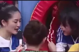 唐嫣参加节目袜子被扒下，露出白白脚丫！究竟咋回事？视频封面