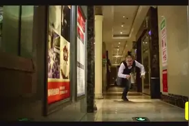 KTV客人未买单偷溜，害服务员遭经理侮辱！视频封面