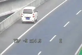 疯狂面包车高速上逆行20公里 只为掉头找老乡图片