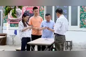 员工上班时候玩牌被老板发现，没想到老板把员工牌拿过来玩起来了视频封面