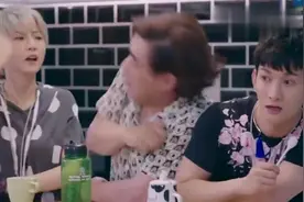 妹子：为什么老板找秘书总是找漂亮的？大叔：嫌弃他老婆了呗视频封面