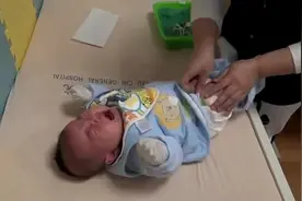 二个月的宝宝打针，孩子发出响亮的哭声，看着好可怜！视频封面