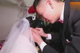 真实婚礼 新郎给新娘戴耳环 两人的关系 真甜蜜视频封面