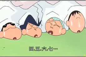 暴雨天，小新和朋友们害怕打雷，大家决定一起躲在棉被里避难