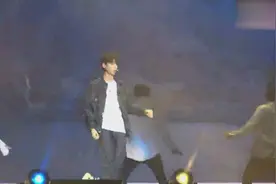 范丞丞最新篮球照“男友力”十足，却遭到王鹤棣吐槽视频封面