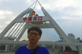 云南河口中越国门，一早越南人就奔跑着来到中国，场面太壮观了