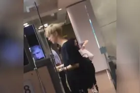 鹿晗天津飞首尔仁川机场看到有人拍忙带上耳机视频封面